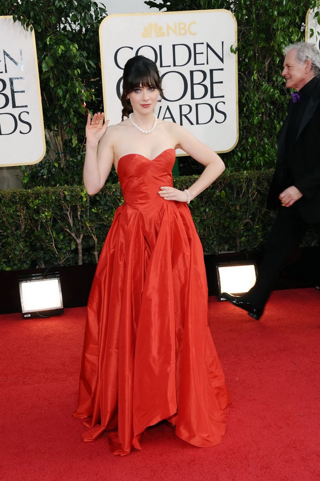 Zooey Deschanel portant une robe longue rouge sans bretelles aux Golden Globe Awards 20
 #75243006