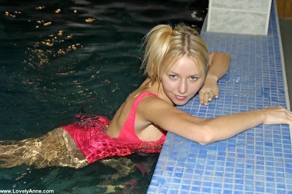 Bella Anna che nuota in piscina
 #67798610