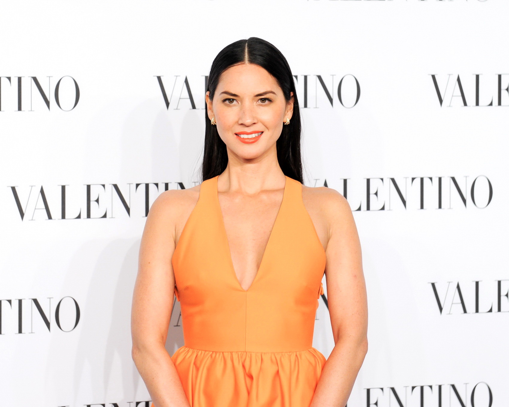 Olivia munn mostrando escote en el evento valentino sala bianca 945 en nueva york
 #75178339