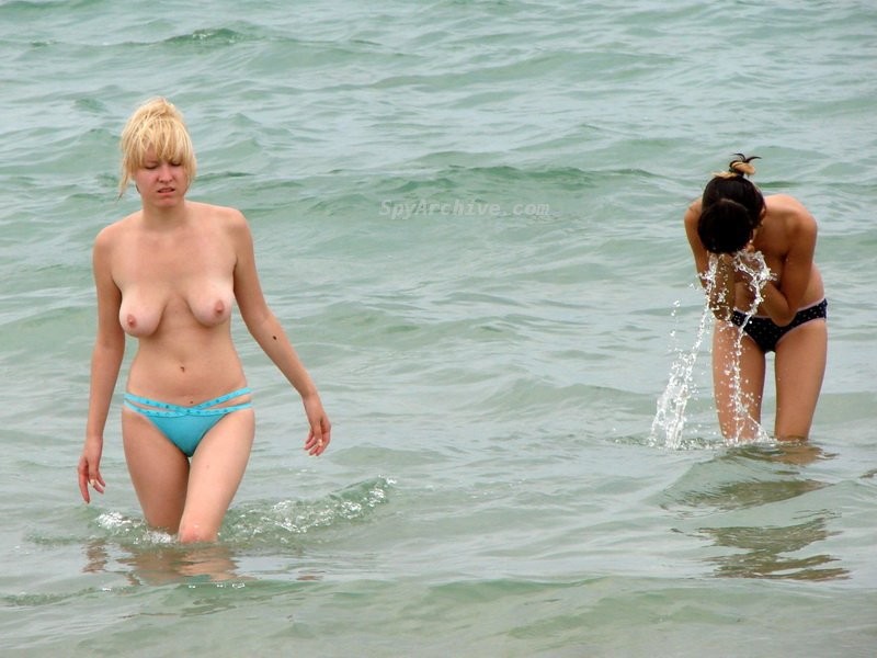Chicas calientes en la playa
 #70977431