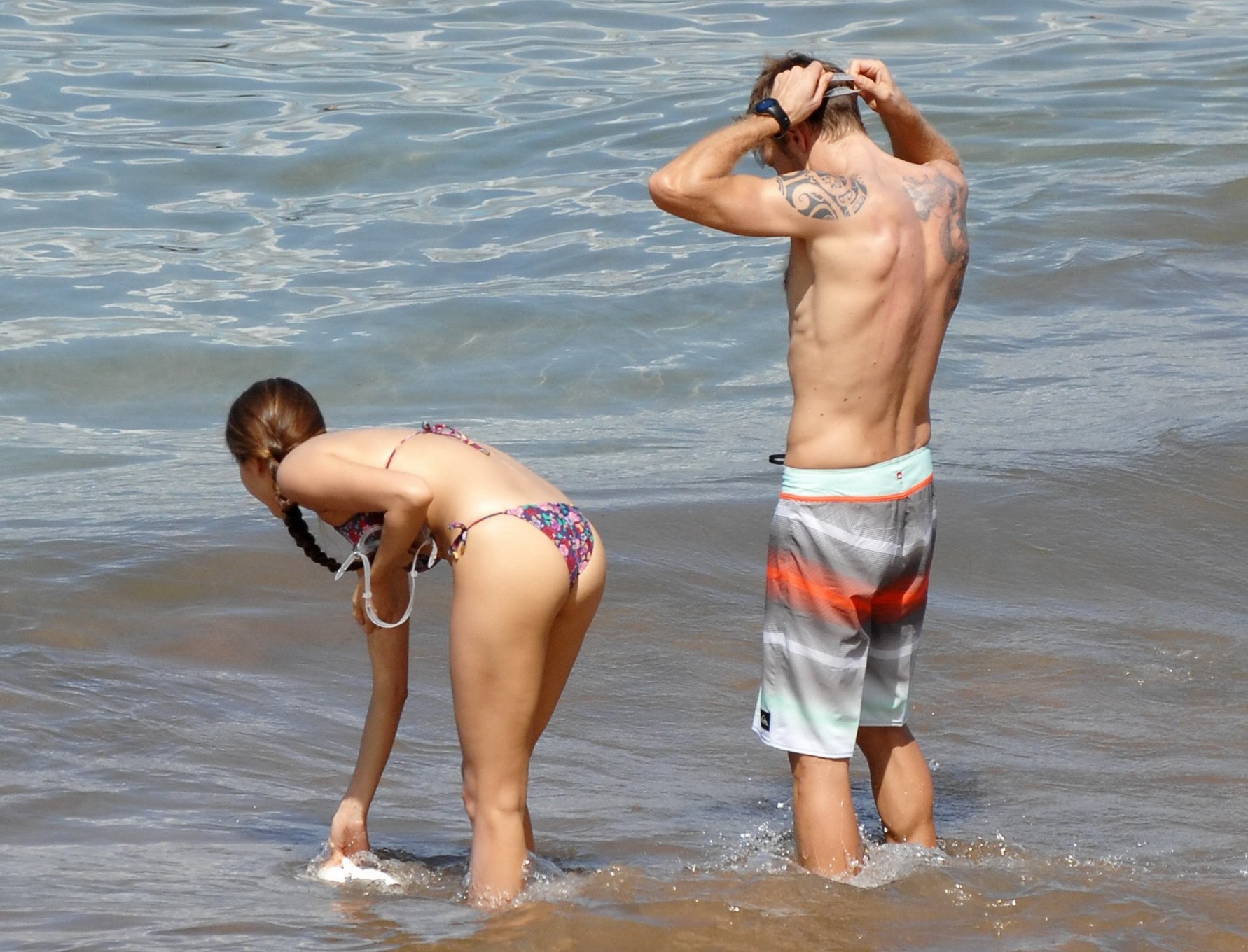 Jessica michibata montre son cul juteux dans un minuscule bikini à fleurs à la plage i
 #75182203