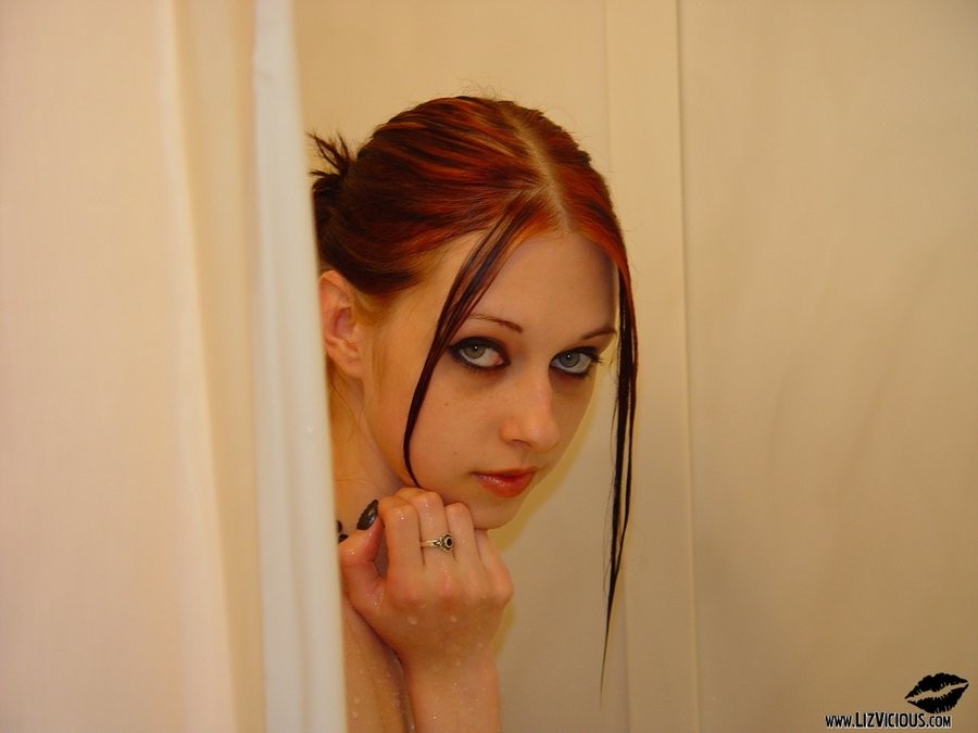 Liz vicious nackt in der Dusche
 #79050222