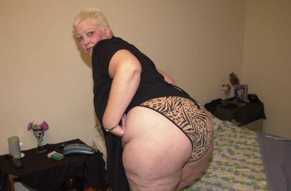 Alte bbw Frau spielt mit einem Dildo
 #75477664