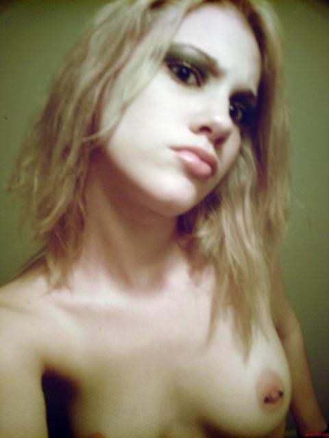 Feisty nackte Babe selfshooting und tun sexy Posen in der Dusche Zimmer
 #71621580