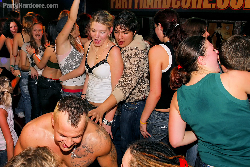 Chicas de fiesta al acecho de strippers
 #67173833