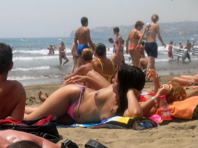 Una ragazza nudista a malapena legale si illumina in spiaggia
 #72249520