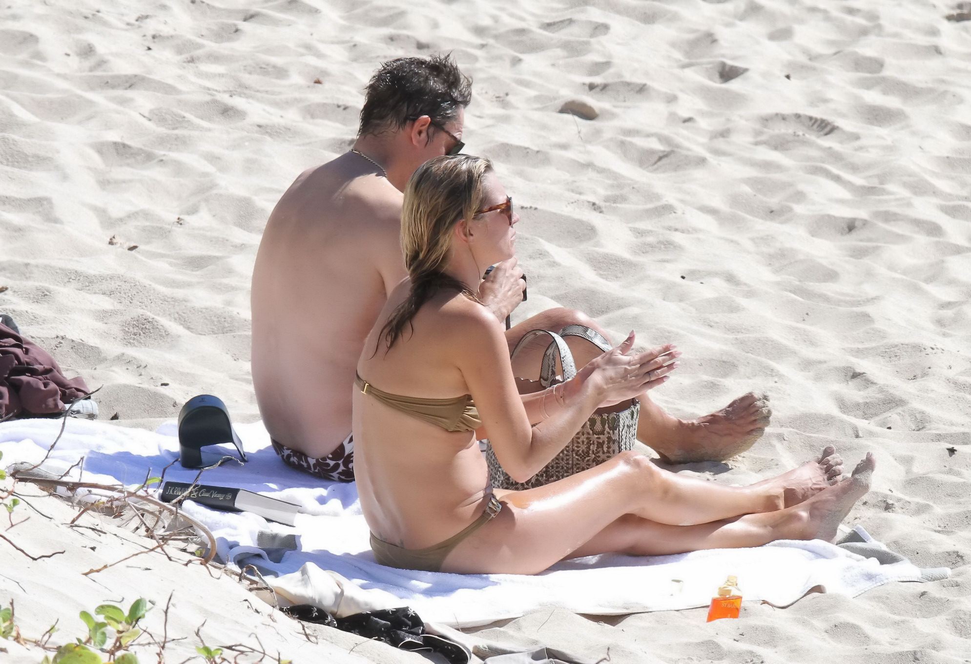 Kate moss capezzolo scivolare indossando bikini tubo oliva in spiaggia a st.barts
 #75245696