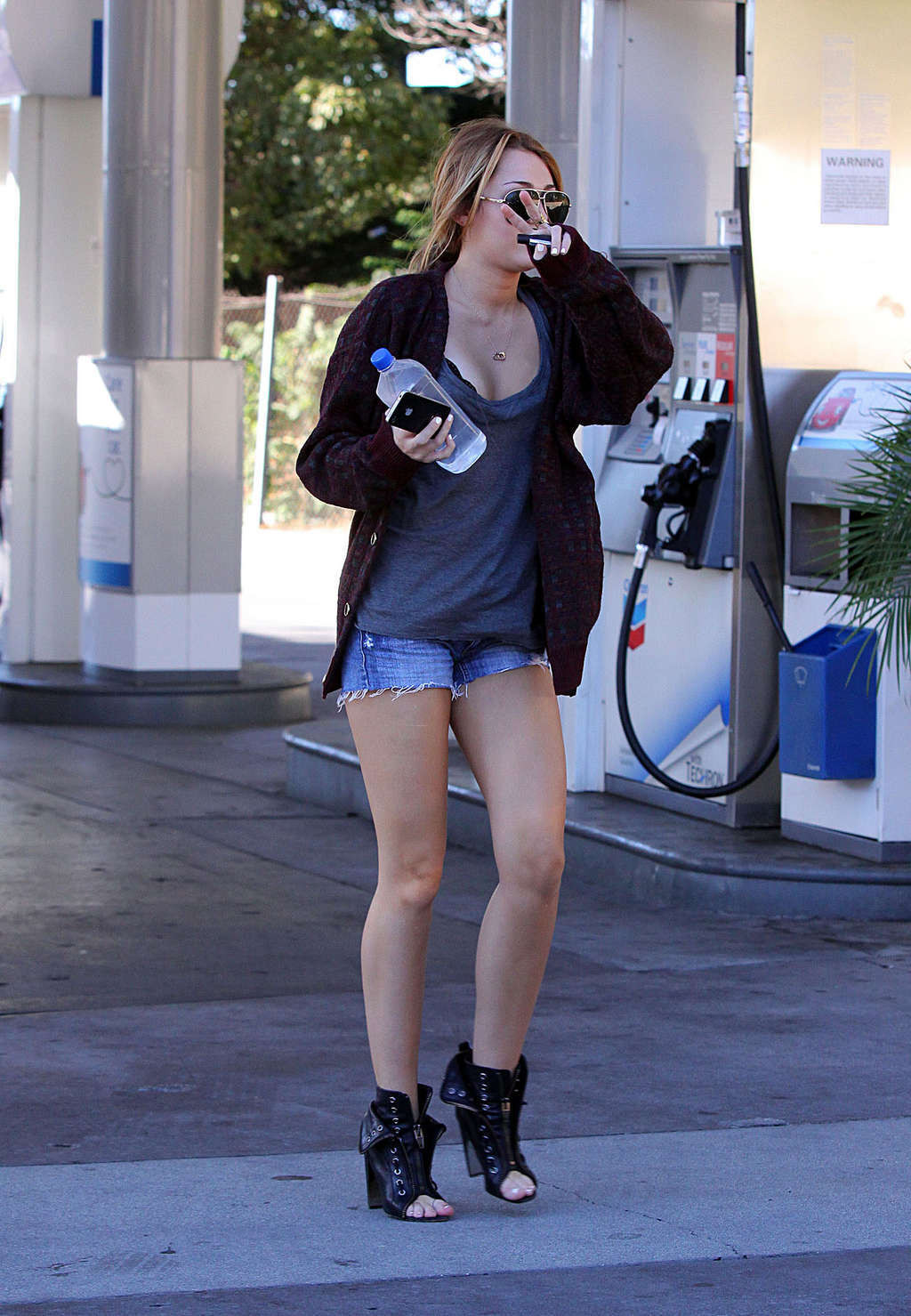 Miley Cyrus exposing her hot body and sexy legs in short shorts #75333019