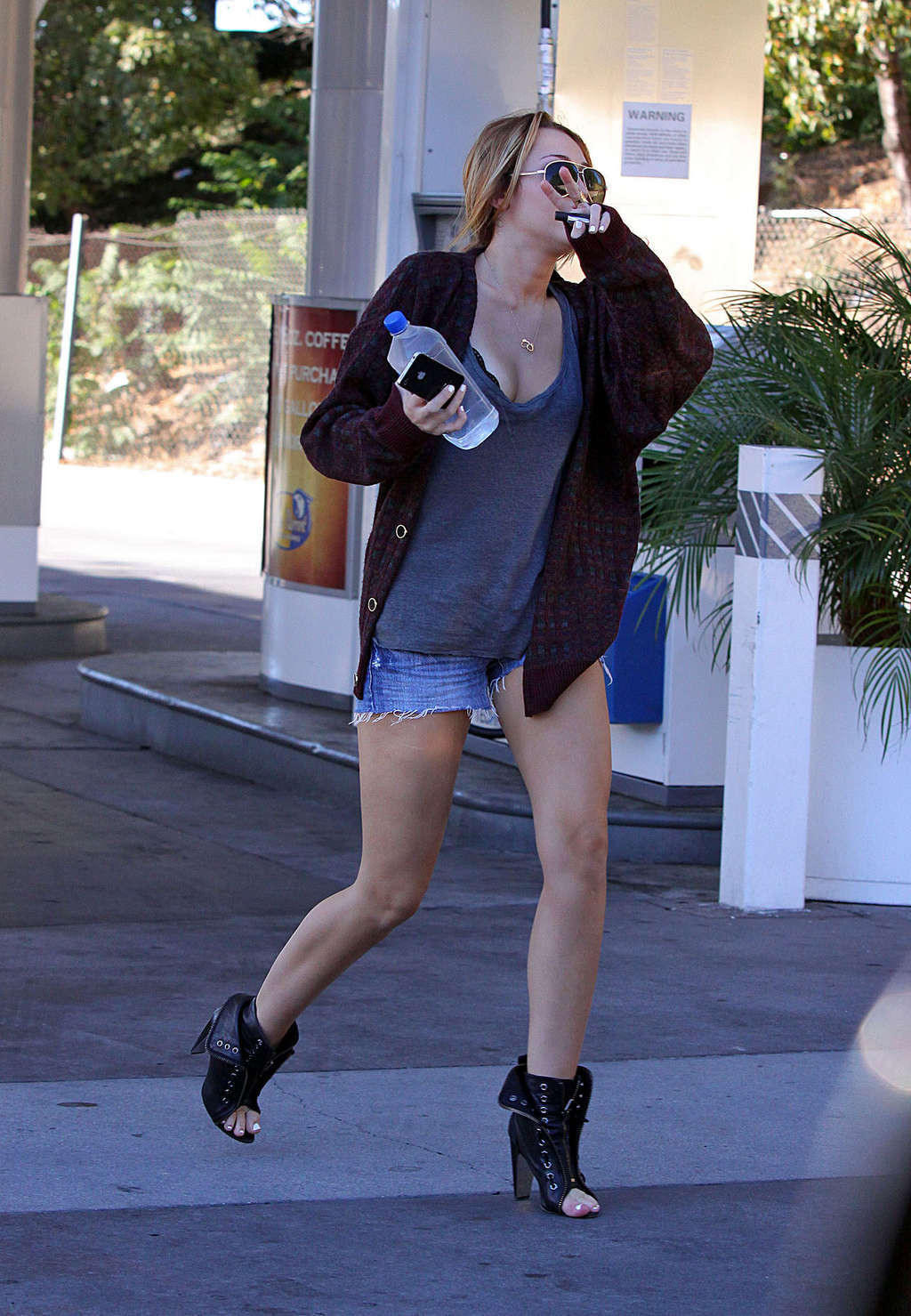 Miley Cyrus exposing her hot body and sexy legs in short shorts #75333092