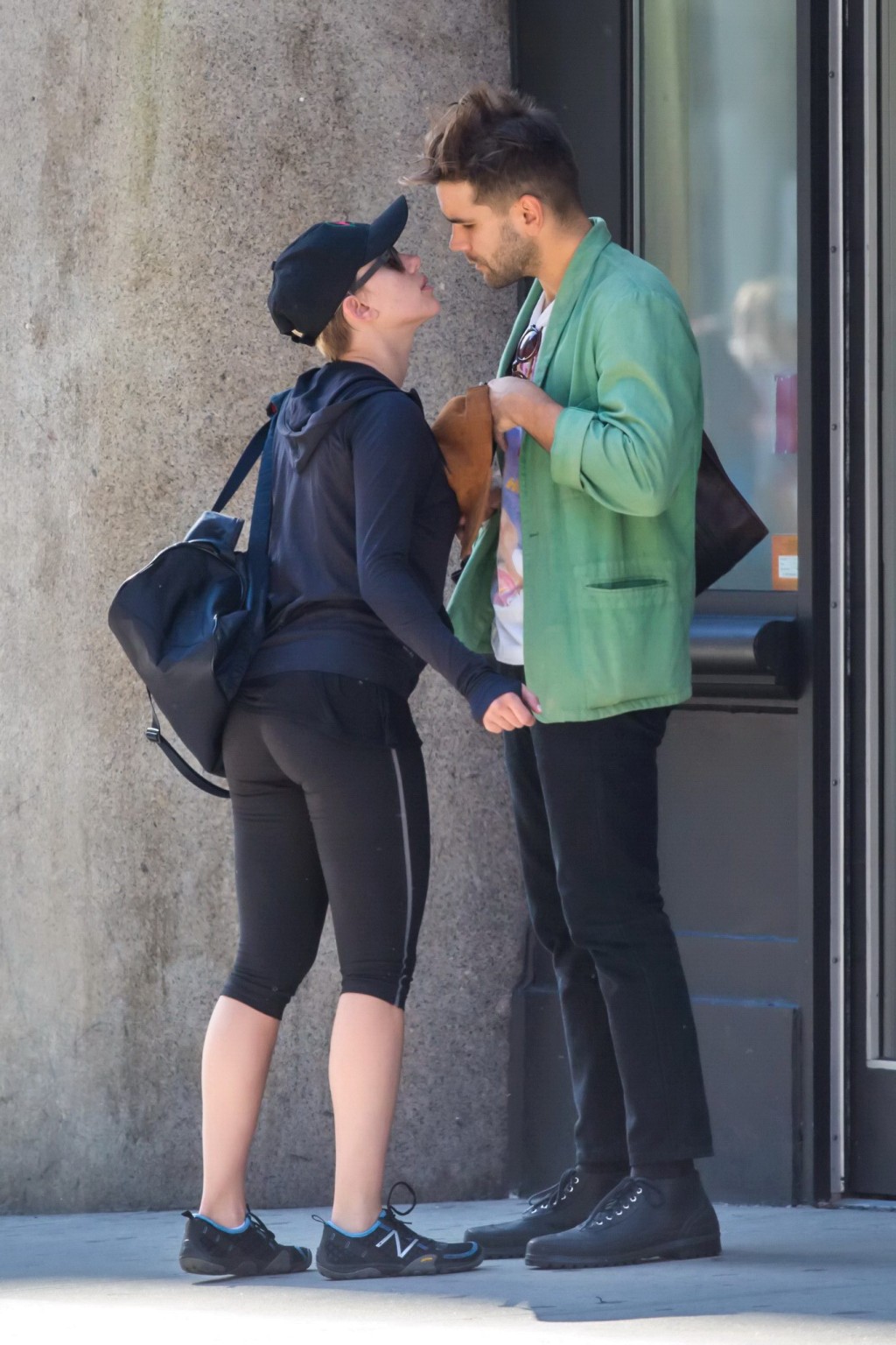 Scarlett johansson en leggings noirs se fait peloter les fesses pendant qu'elle s'embrasse à nycago.
 #75183999