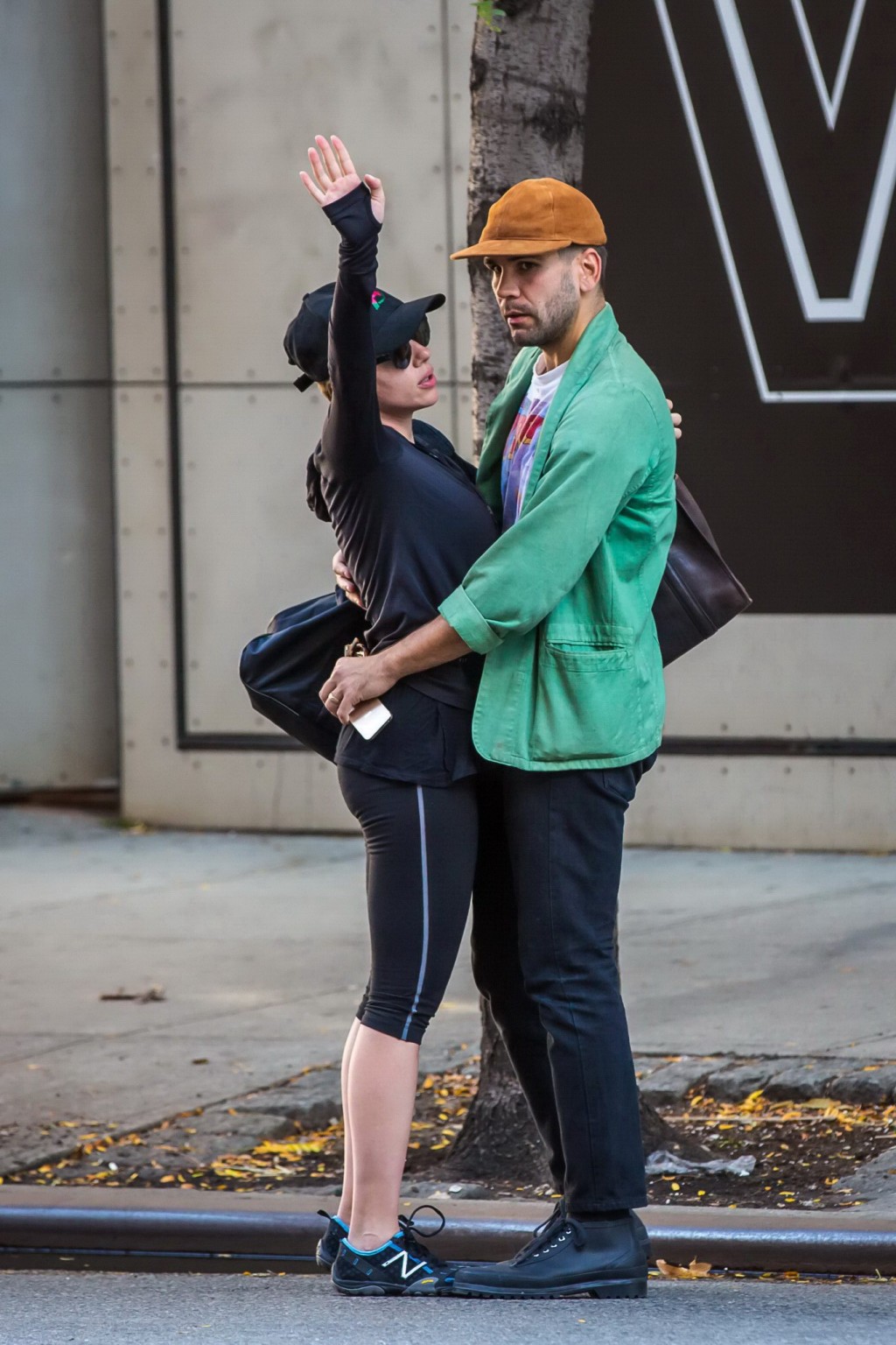 Scarlett johansson en leggings negros recibiendo manoseos en el culo mientras se besan en nyc
 #75184023