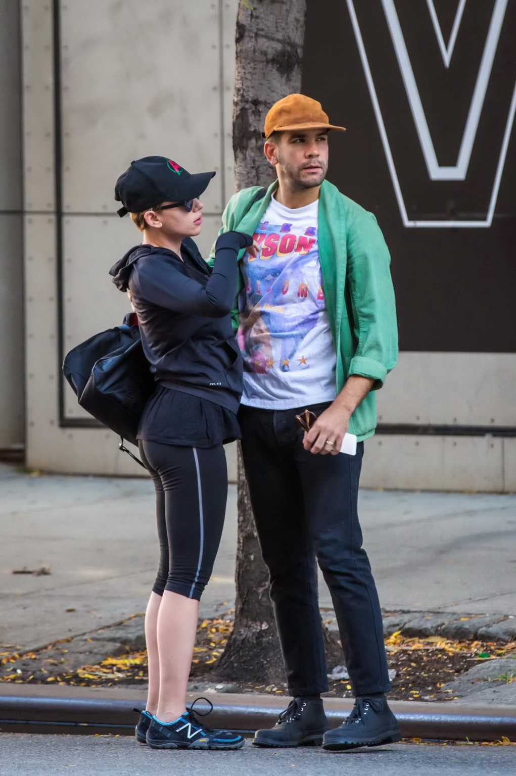 Scarlett johansson en leggings negros recibiendo manoseos en el culo mientras se besan en nyc
 #75184027
