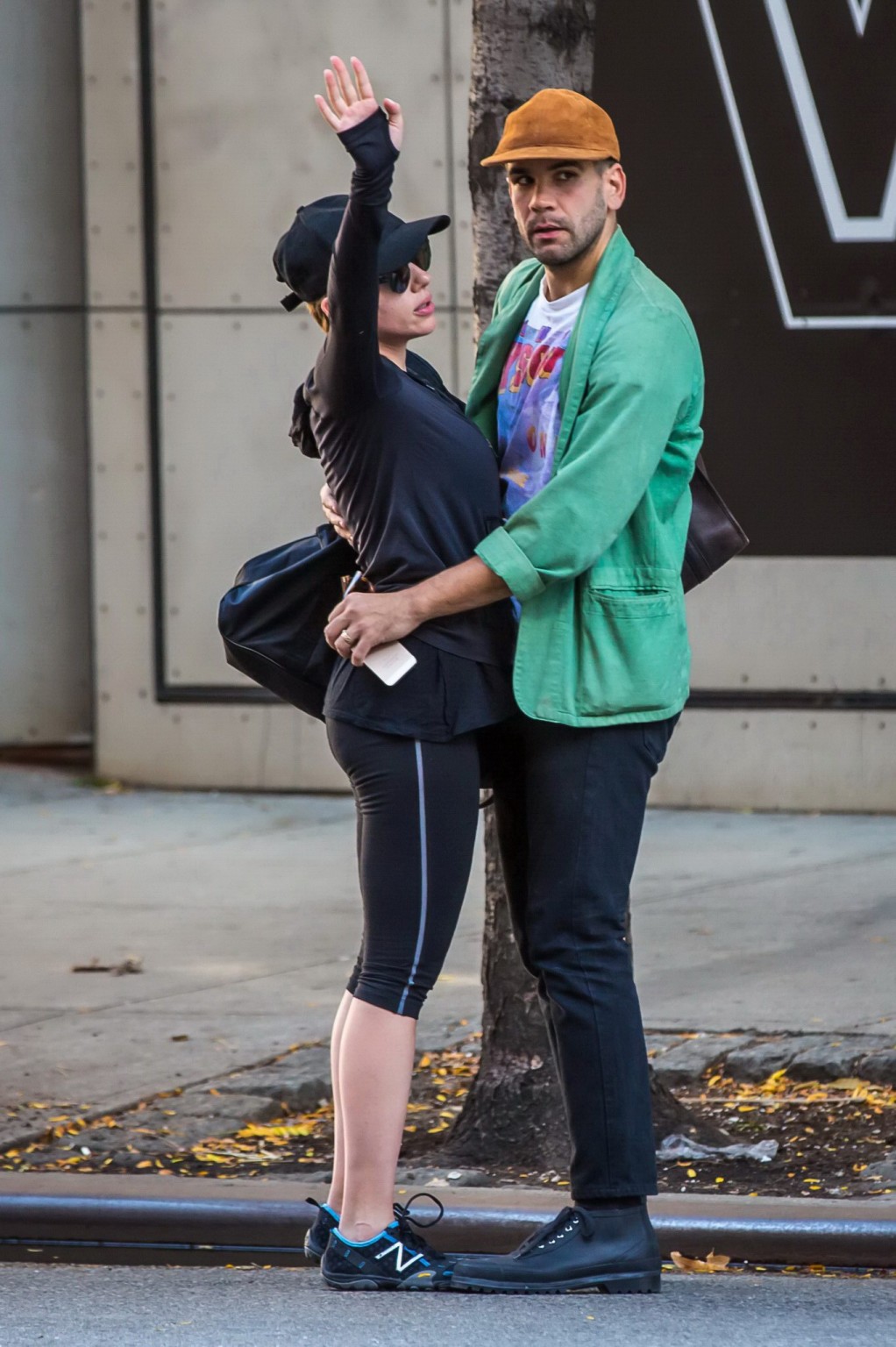 Scarlett johansson en leggings negros recibiendo manoseos en el culo mientras se besan en nyc
 #75184029