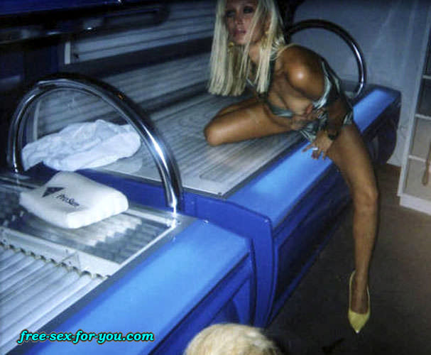 Paris Hilton in posa sexy in solarium e capezzolo scivolare foto
 #75435462