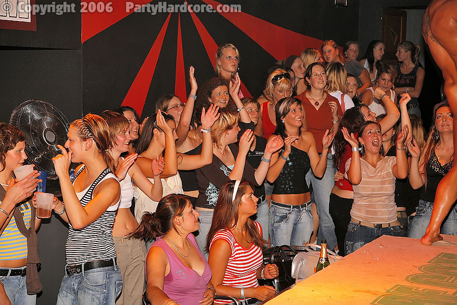 Chicas de la fiesta arañando a los strippers masculinos
 #74152350