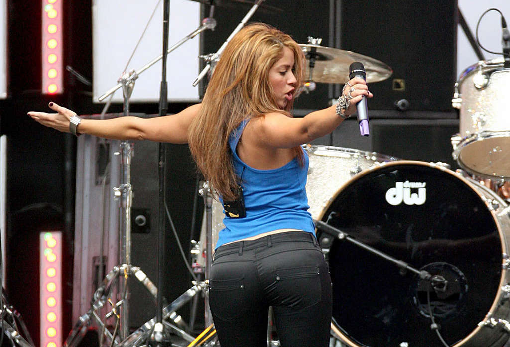 Shakira showing the best ass on the world in leather skirt and her body in bikin #75372907