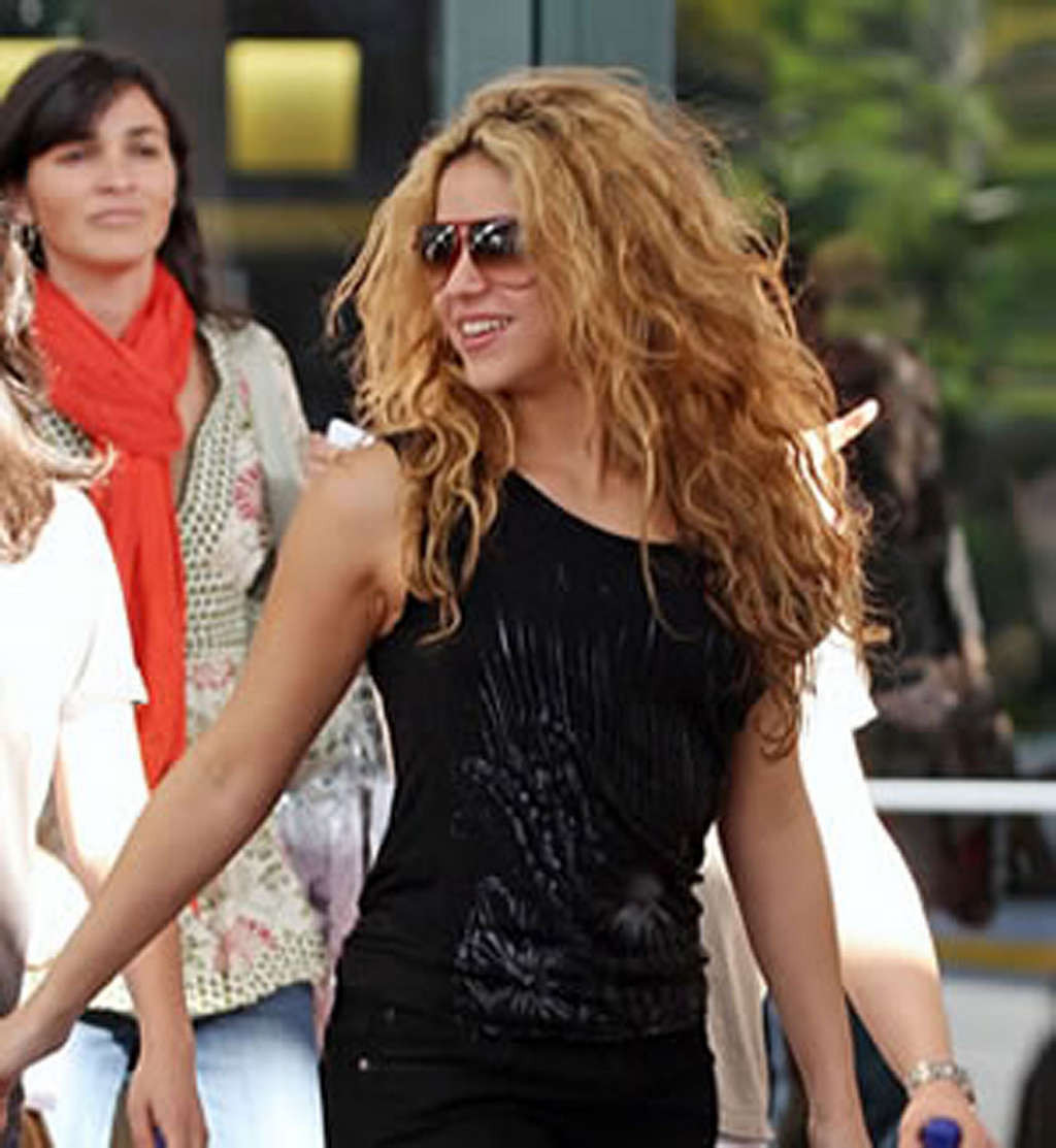 Shakira showing the best ass on the world in leather skirt and her body in bikin #75372910