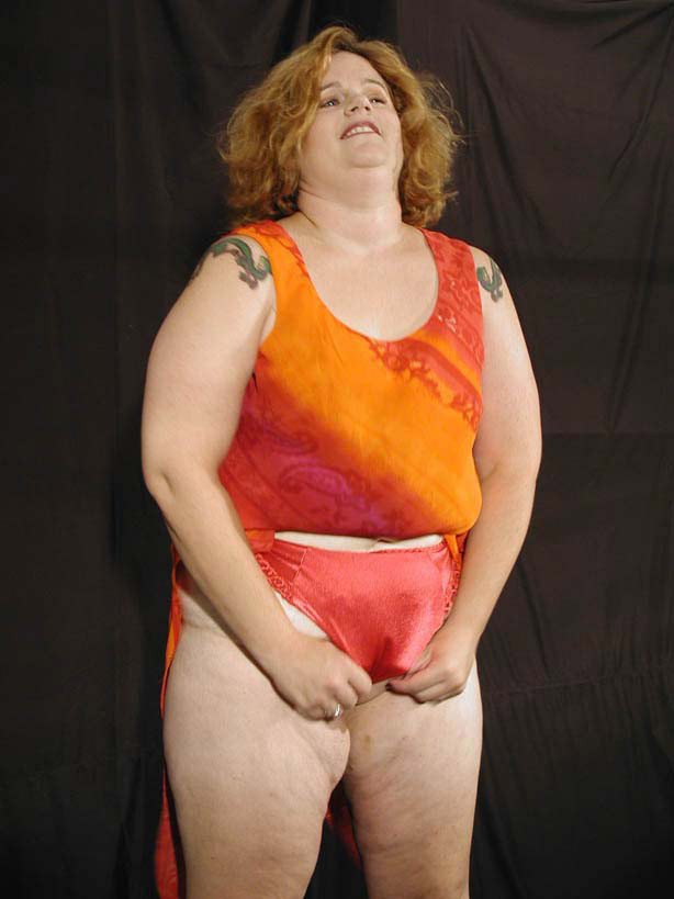Geile reife bbw liebt Stripteasing und posiert im Kleid
 #75572386