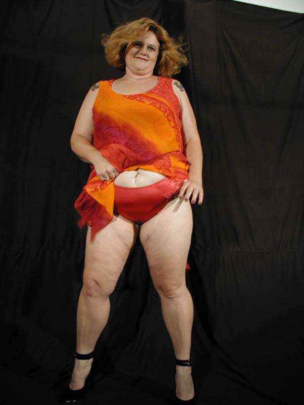 Geile reife bbw liebt Stripteasing und posiert im Kleid
 #75572397