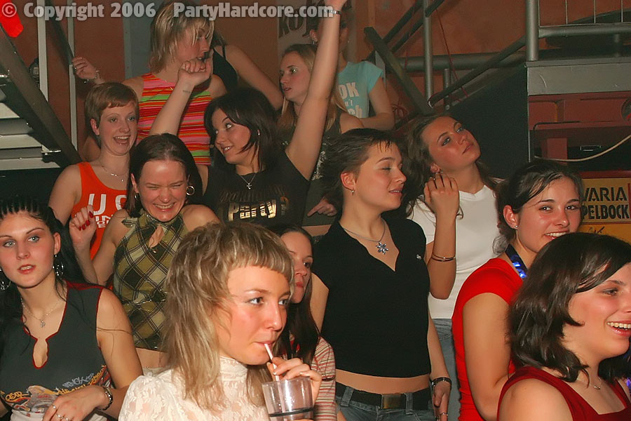 Party hardcore :: Dutzende von schönen Mädchen blasen große eingecremte Schwänze in der Kneipe
 #76821121