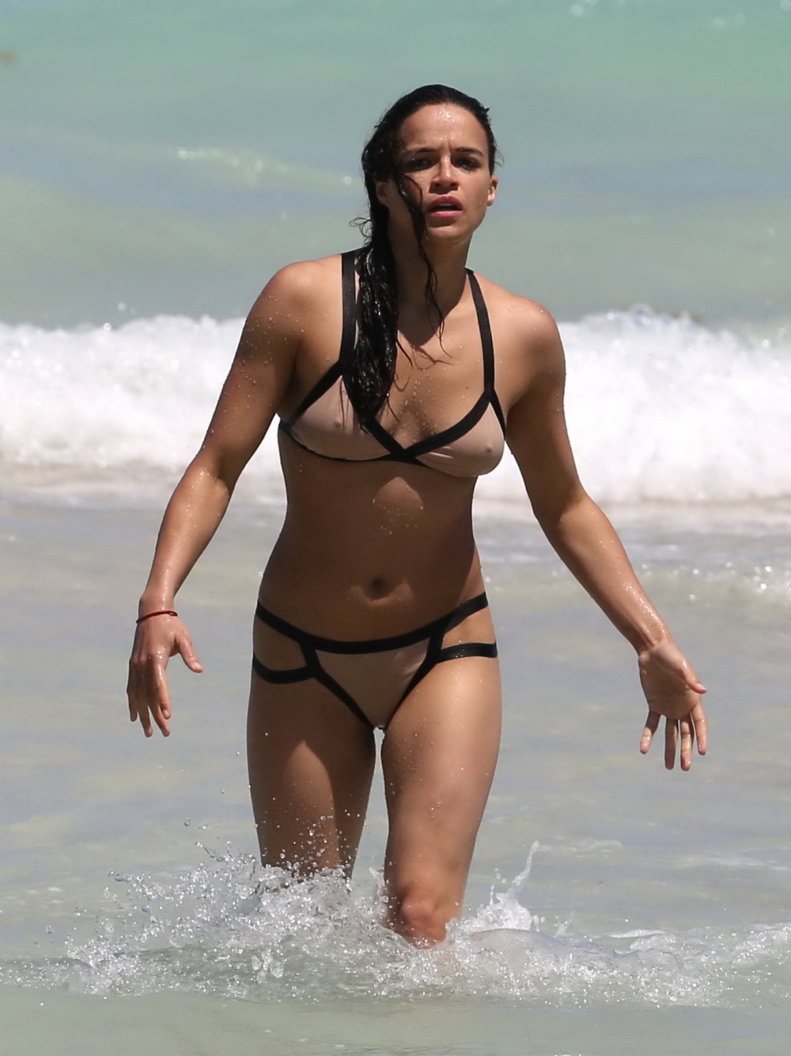 Michelle rodriguez mostrando su cuerpo mojado en un bikini color carne en la bea
 #75233905