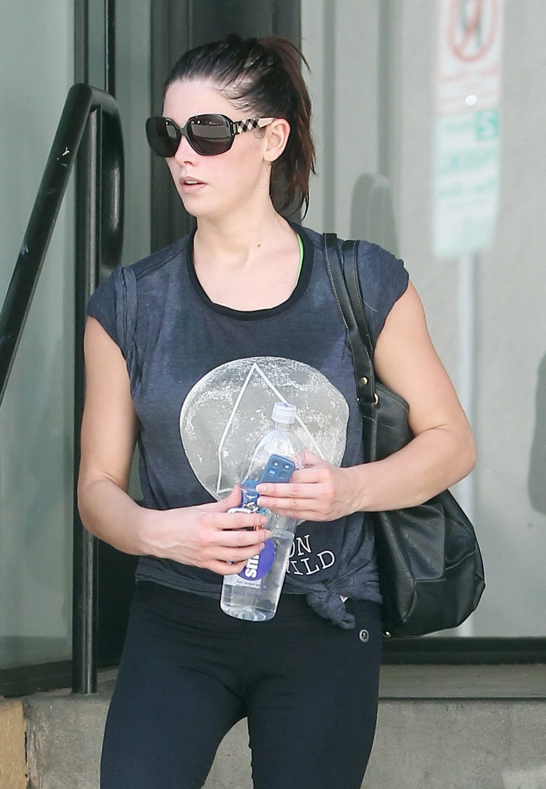 Ashley Greene zeigt Cameltoe in verschwitzter Strumpfhose beim Verlassen ihres Fitnessstudios in Studio City
 #75291200