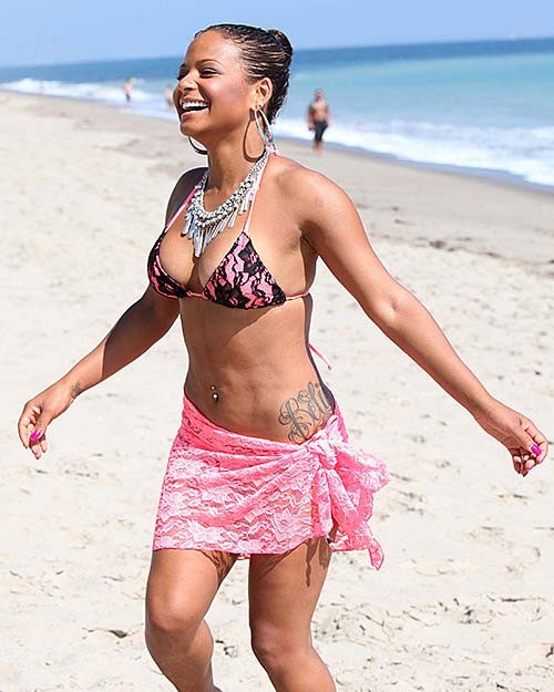 Christina milian posando en la playa y mostrando su sexy cuerpo en bikini
 #75291718