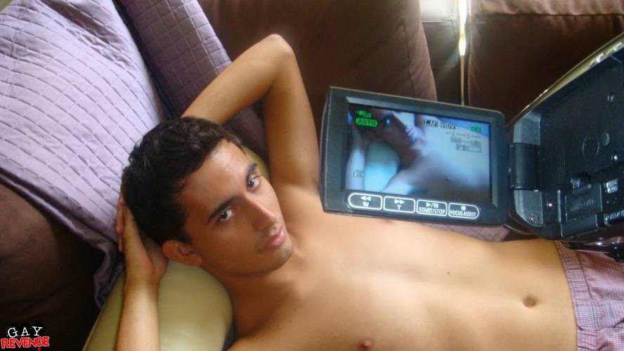 Un gay aux gros seins sucé et baisé sur son lit
 #72882039