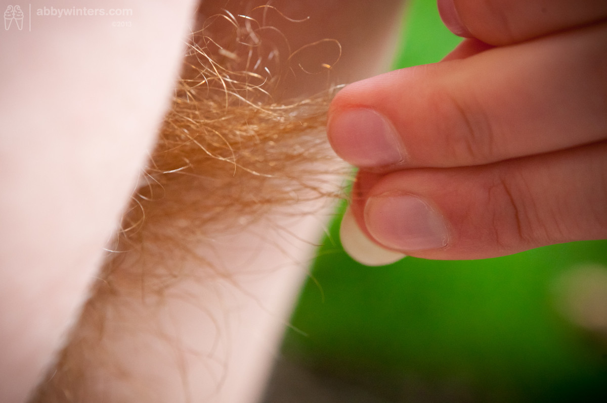 Rousse aux formes arrondies et naturelles montrant sa chatte poilue non rasée en plein air
 #67954764