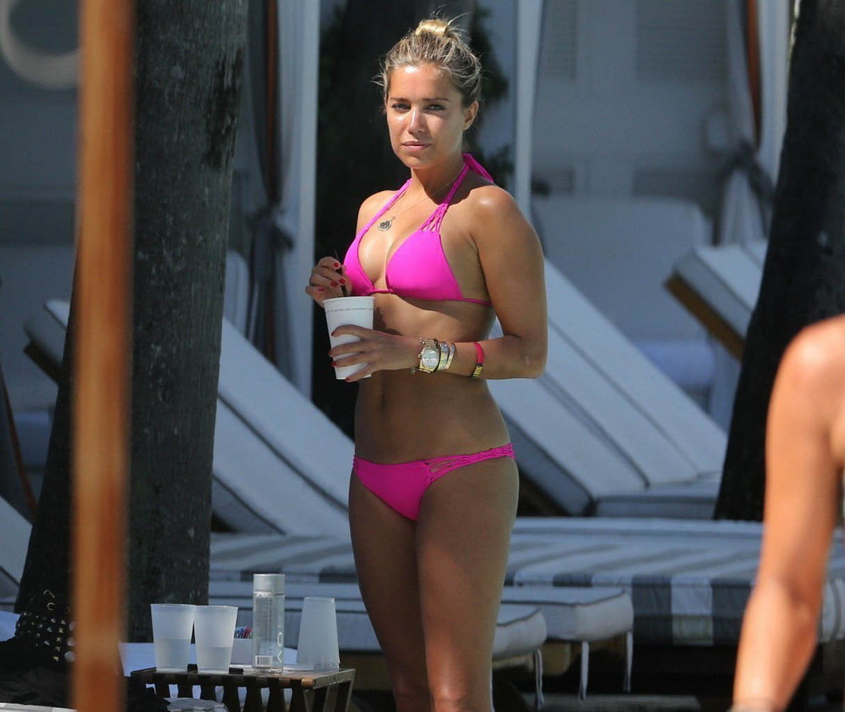 Sylvie van der vaart trägt einen sexy rosa Bikini am Strand in Miami
 #75216667