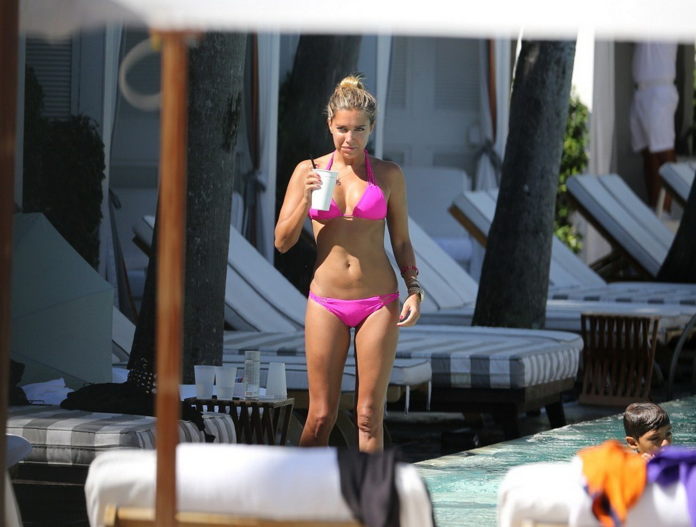 Sylvie van der vaart trägt einen sexy rosa Bikini am Strand in Miami
 #75216710