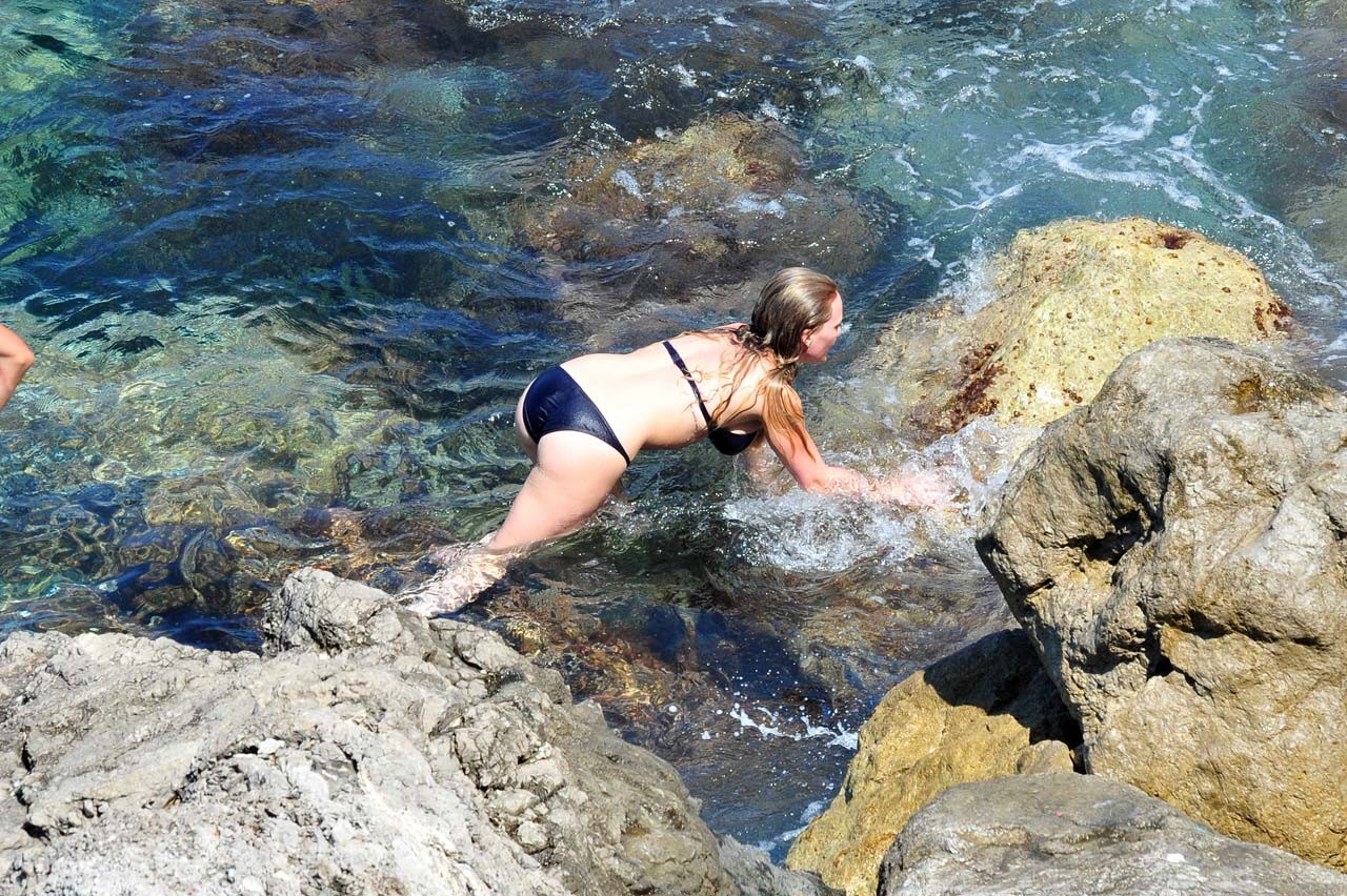 Hilary duff exponiendo su cuerpo sexy y culo caliente en bikini negro en la playa
 #75296666