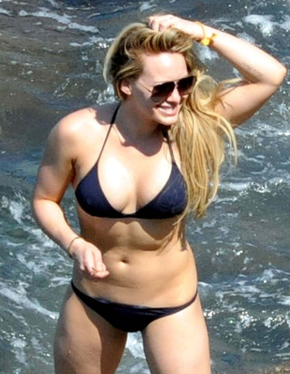 Hilary duff exponiendo su cuerpo sexy y culo caliente en bikini negro en la playa
 #75296696