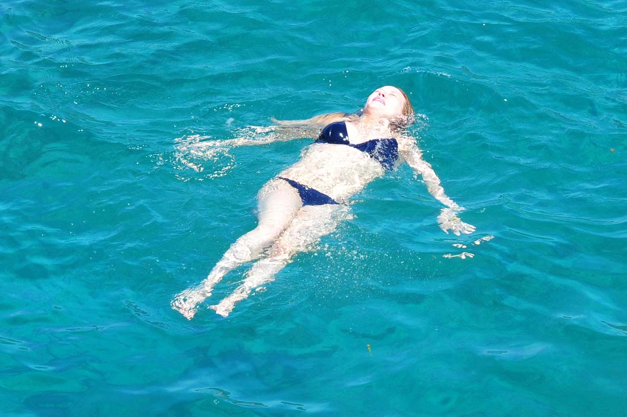 Hilary duff exponiendo su cuerpo sexy y culo caliente en bikini negro en la playa
 #75296725