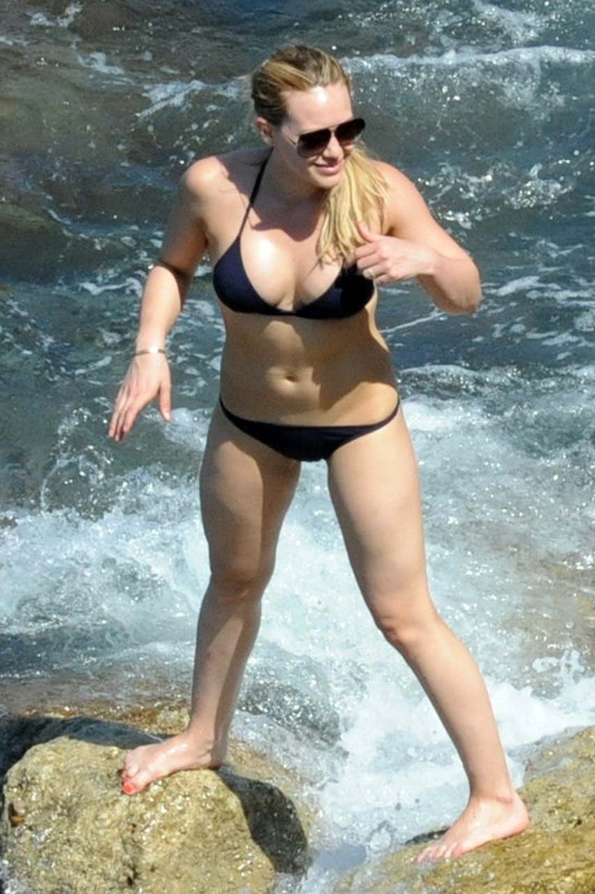 Hilary duff exponiendo su cuerpo sexy y culo caliente en bikini negro en la playa
 #75296732