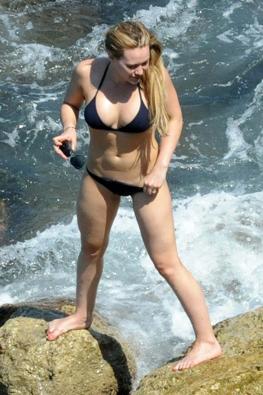 Hilary duff esponendo il suo corpo sexy e culo caldo in bikini nero sulla spiaggia
 #75296737