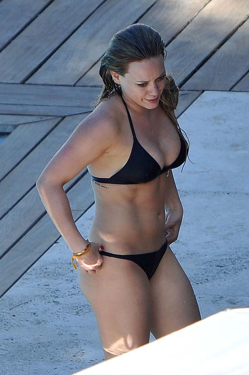 Hilary duff exponiendo su cuerpo sexy y culo caliente en bikini negro en la playa
 #75296757