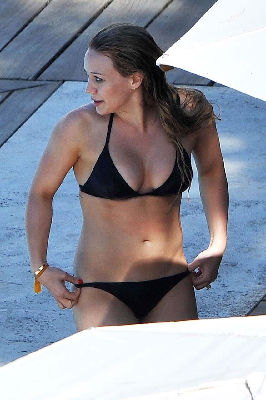 Hilary duff exponiendo su cuerpo sexy y culo caliente en bikini negro en la playa
 #75296763