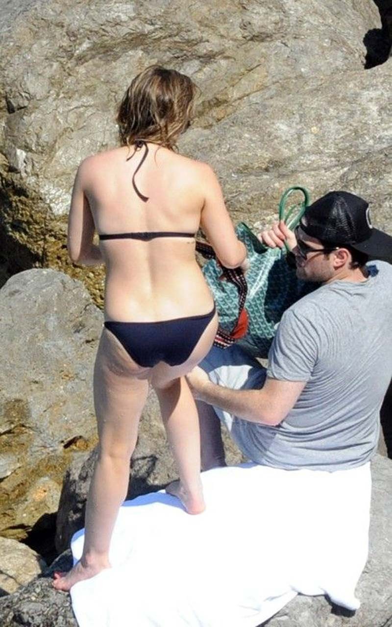 Hilary duff esponendo il suo corpo sexy e culo caldo in bikini nero sulla spiaggia
 #75296768