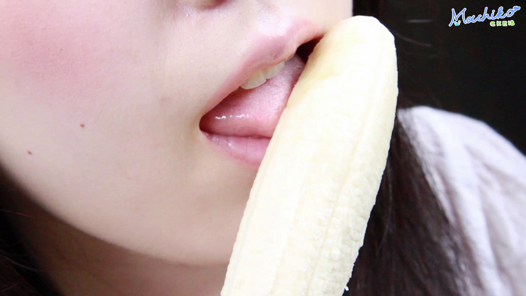 Japanese teen sucks banana #69770286