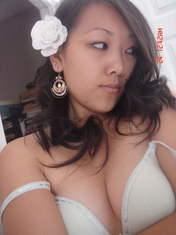 Photos d'une jeune asiatique en train de faire des cochonneries dans la chambre à coucher.
 #69823592