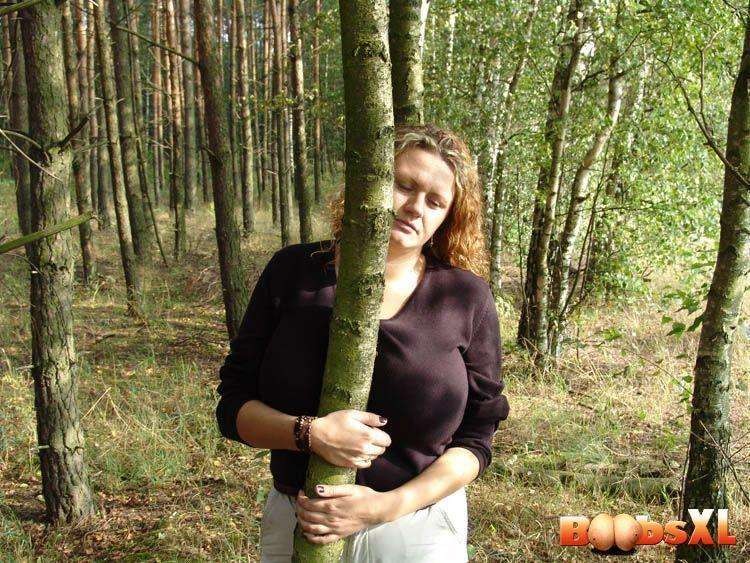 Agnes jouant avec ses gros seins dans une forêt
 #75566331