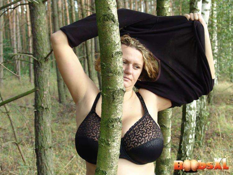 Agnes jouant avec ses gros seins dans une forêt
 #75566338