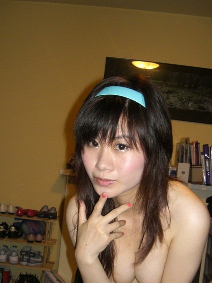 Naughty and hot selfpics taken by an amateur Asian chick #69898012
