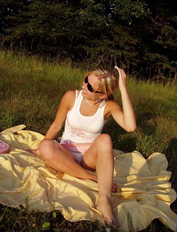 Novia rubia amateur chupando polla con gafas de sol
 #77698100