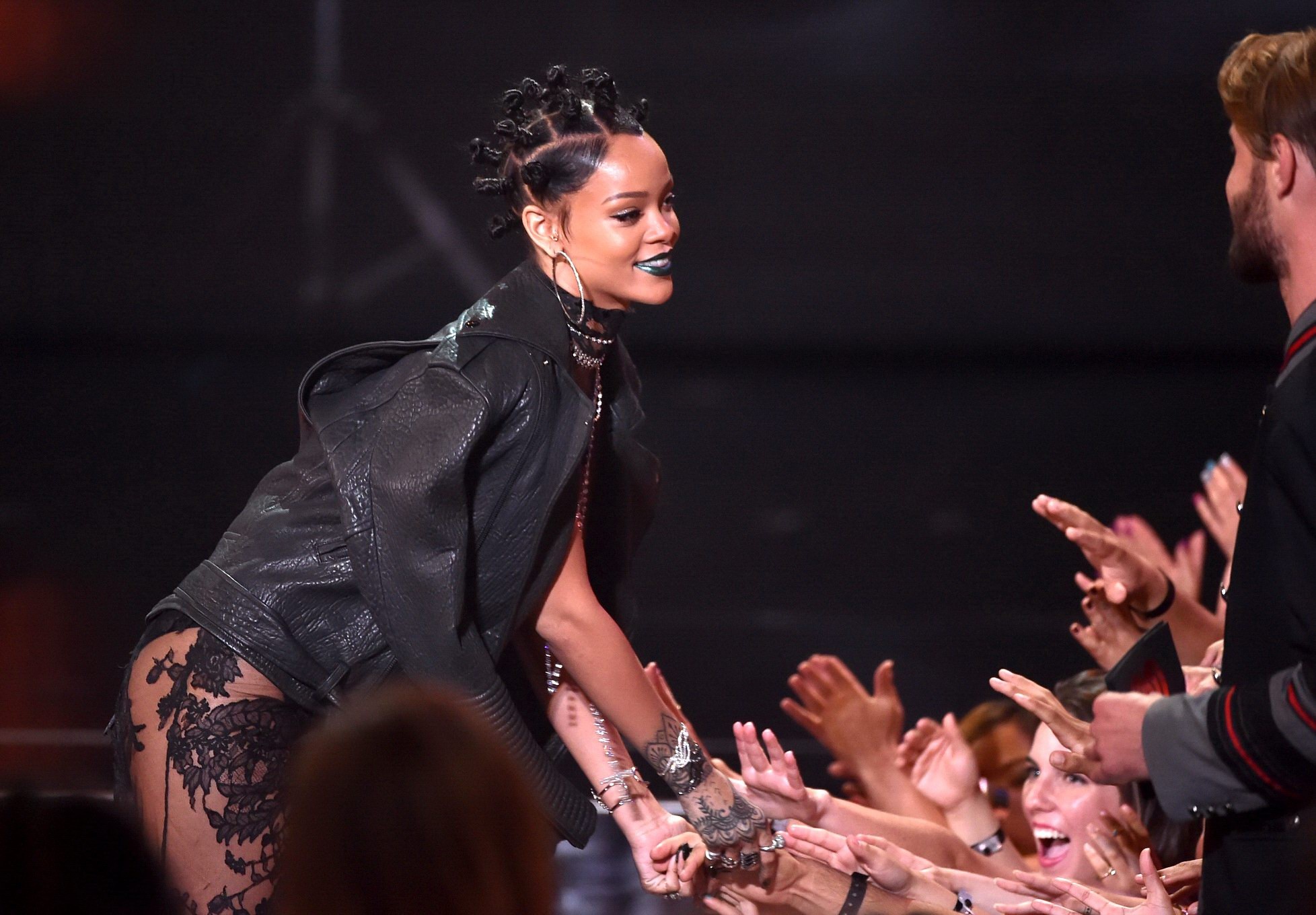 Rihanna portant une culotte noire et une robe en dentelle lors du iheartradio music award 2014.
 #75197416