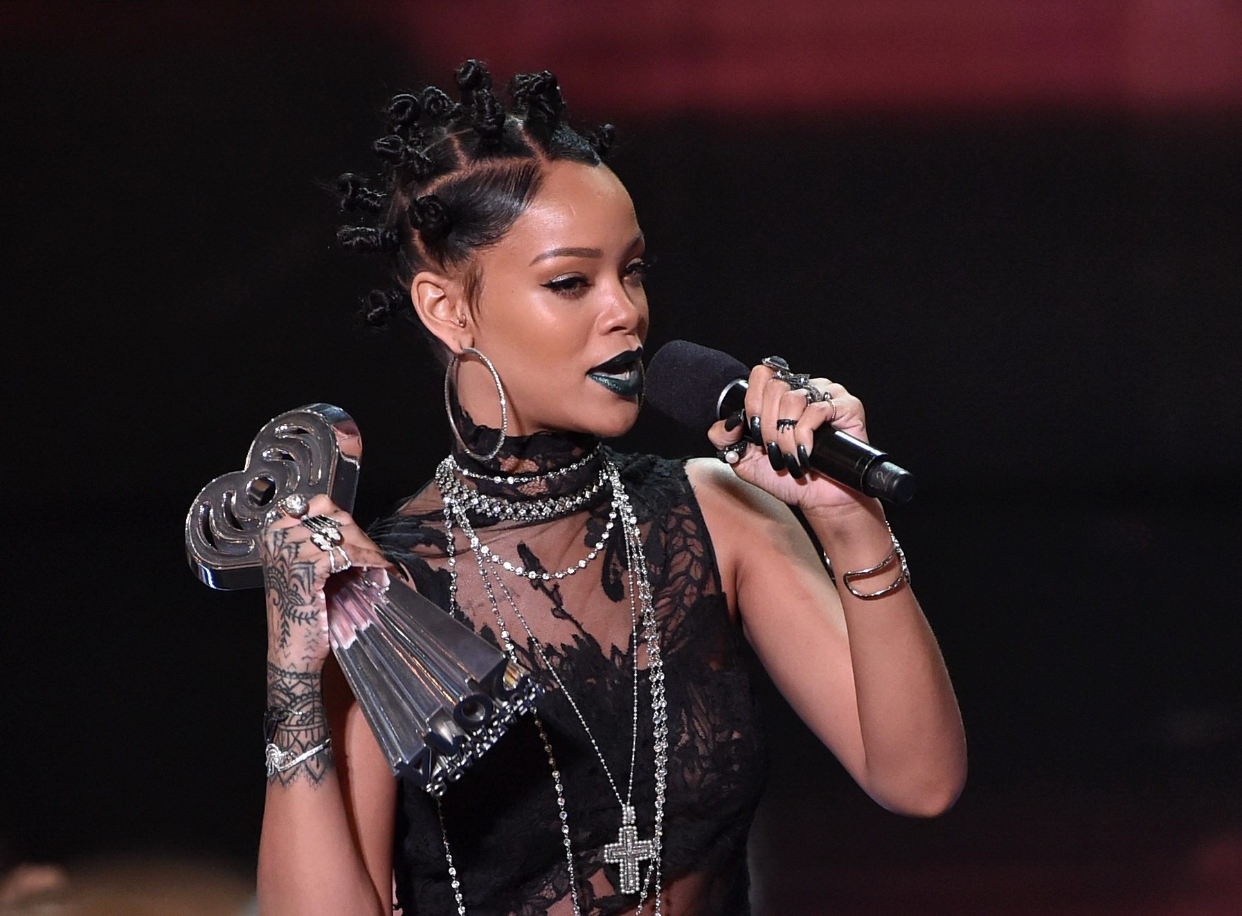 Rihanna con bragas negras y vestido de encaje en los iheartradio music award 2014
 #75197479
