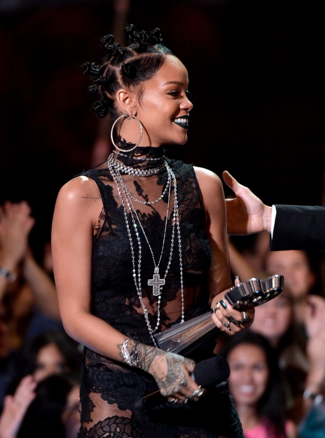 Rihanna con bragas negras y vestido de encaje en los iheartradio music award 2014
 #75197572