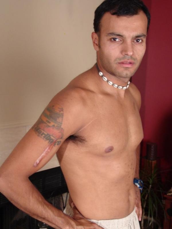 Nackter Latino-Bolzen
 #76998808