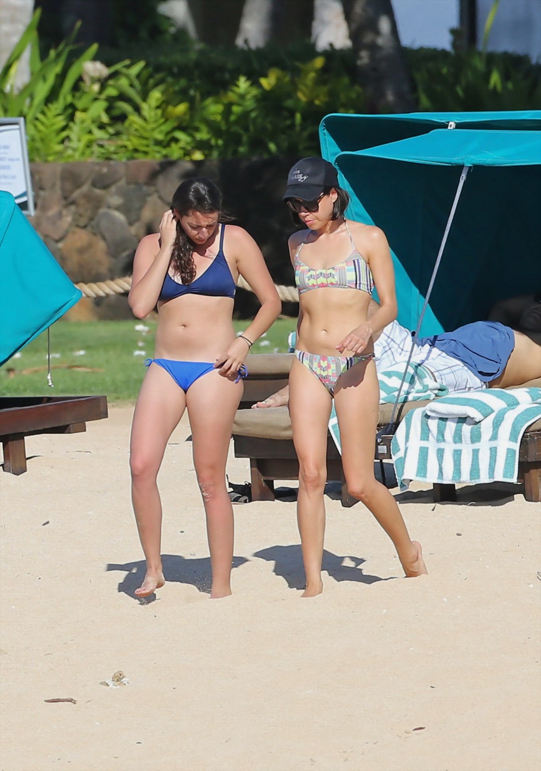 Aubrey plaza exhibe son corps sexy en bikini coloré à la plage en 
 #75161751